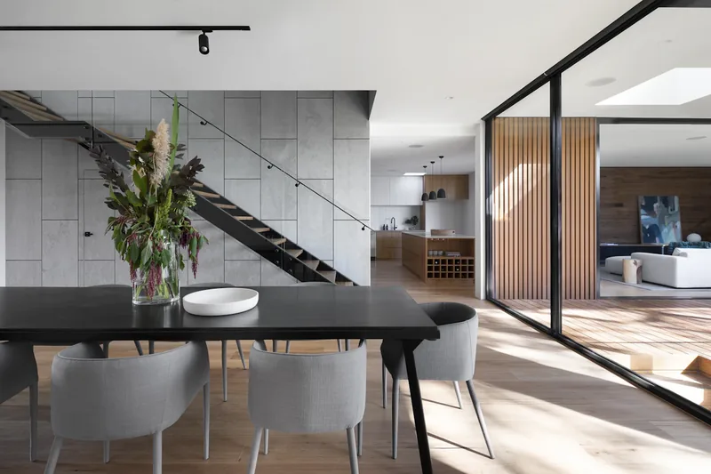Intérieur lumineux aux matériaux naturels, illustration d’un logement haut de gamme